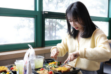 인제대 신학기 맞이 랍스터, 돈마호크 특식 제공