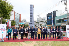 통영시 항남동 오거리 시계탑 조형물 제막식 가져