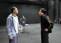 열정 가득한 극단 현장 강목발이 연습 현장