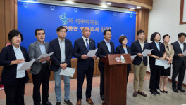 김해시의회 민주당의원들 현충일 롤케익 철저 수사 요구