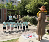 진주수정어린이집 아이들 평화기림상 찾아 묵념
