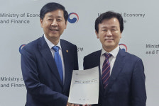 조규일 진주시장, 기획재정부 장관 만나 대한민국 기업가정신관 건립 건의