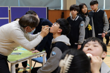 선배가 챙겨주는 후배 사랑 구강 검진 실시