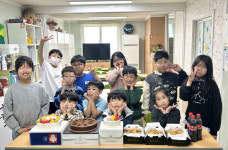 창원 서울시온치과, 지역아동센터에 케이크·치킨 나눔