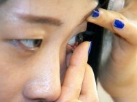 물놀이할 때는 콘택트렌즈 빼세요