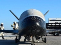美 극비 군사 우주선 X-37B 2년 만에 귀환