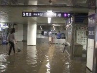지하철역 침수되면 계단 뒤로 피해야