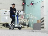 걷다가 꽝...노인 교통사고 막는다