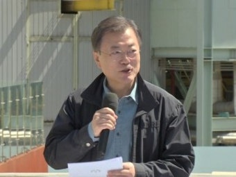 문 대통령, 식목일 맞아 나무 심기...