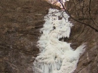 폭포 얼어붙고 빙판으로 변한 낚시터...동장군 기승