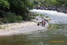 수로 위 걸으며 마음 힐링 약수 물 마시고 몸도 힐링