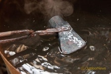 쇠와 불에 혼을 담아 두드리고 담금질하고