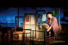 입은 웃는데, 눈에선 눈물이…뮤지컬 <빨래>