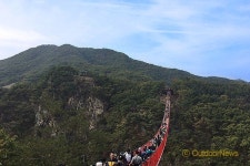 발끝은 아찔, 가슴은 철렁…출렁다리, 건너볼까?