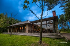 대자연에 자리 잡은 별장에서의 하룻밤