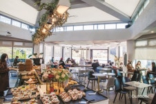 커피 향과 봄 내음의 조화