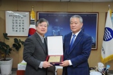 교총, 송종길 교수에 감사패