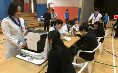 안산국제비즈니스고에 장학안경 기증