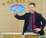 ‘벌떡’ 일어나 존댓말로 발표하라!