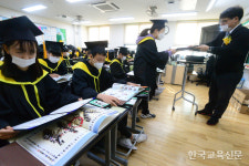 개학 코앞인데…방역물품 조달에 현장 ‘빨간불’