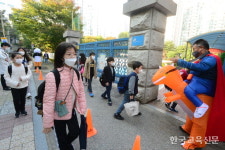 북적이는 등굣길