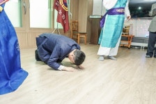 신상진 성남시장, 어버이날 경로당 찾아 큰절·노래로 어르신들과 특별한 시간