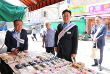 경기신보, 추석 앞두고 파주시 문산자유시장 방문… 시석중 이사장 상인·소상공인 맞춤 지원 강화