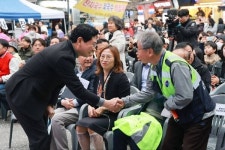 이상일 용인시장, 정평천 벚꽃축제 현장 소통…주민 공동체 가치 강조
