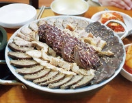 [김하늘의 푸드 스트리트 13] 청량리 냄비밥 거리 | 엄마 생각 좇아 따라간 그곳, 든든한 한 끼 만났네