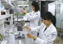 [르포] ‘성인 분유’ 시장 연 매일유업 | “근육 부자가 진짜 부자…인생 두 번째 분유 드세요”