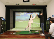 [거리 두기 2단계도 영하의 날씨도 꺾지 못한 골프 열기] “추우면 스크린 골프, 불안하면 집에서 즐깁니다”