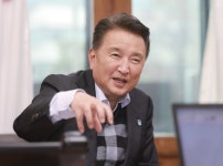 [Interview] 김영환 충북도지사 | “중부 내륙 투자·개발 늘면 한국 GDP 5% 성장 가능”