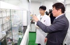 SK바이오팜 찾은 최태원 회장…신성장 현장 방문 속도
