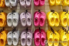 크록스, 헤이듀드 인수 소식에 투자자 갸우뚱…주가 11% 폭락