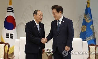 李대통령, 스가 전 日 총리 접견…