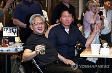젠슨 황, 내일 SK와 협력 방안 공개…전영현 삼성 부회장도 회동