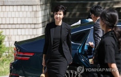 최태원·노소영, 2년만에 법정 대면…재산분할 조정 법정 출석