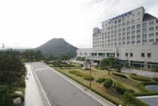 외국인 환자들이 찾는, 호텔 같은 산 속 병원