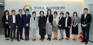 이의경 식약처장, 희귀·필수의약품센터 방문