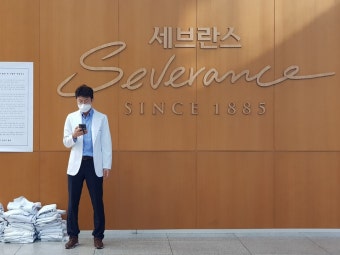 가운 벗으며 무기한 파업 퍼포먼스 한 세브란스병원 전공의들