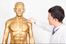 경혈 두드리기 건강보험 등재에 개원의들 반발 불공정 특혜