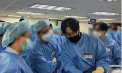 연세오케이병원 하지수 센터장, 카데바로 최소침습 척추수술 시연