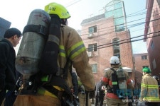 [포토] 명륜2가 주택 화재 소방대원들이 진압에 나서고 있다.