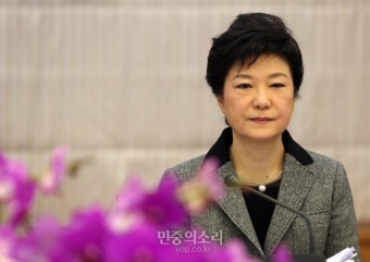 [포토] 인사말을 듣고 있는 박근혜 당선인
