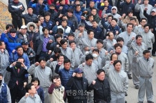 [포토] 구호 외치며 홍종인 지회장 기다리는 조합원들