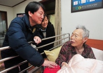 [포토] 홍파복지원 찾아 어르신께 인사하는 안철수 김미경