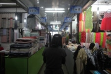 ‘서울패션위크’, 화려함 속에 숨겨진 노고...동대문원단시장서 찾다