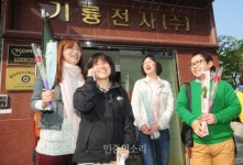 8년 만의 출근…기륭전자 노동자들, 일터로 돌아가다