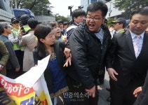 [포토] 사내하청 대책위 밀치는 현대기아차 용역들