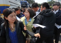 [포토] 기자회견 참가자들 밀치며 들어오는 현대기아차 용역들